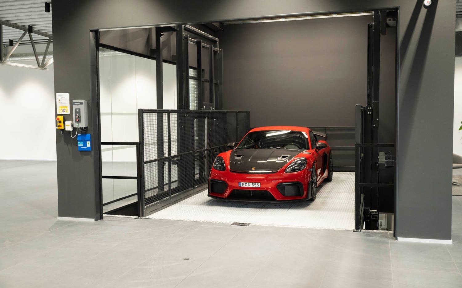 En hiss enbart för bilar har byggts för att få upp fordon till våning två.