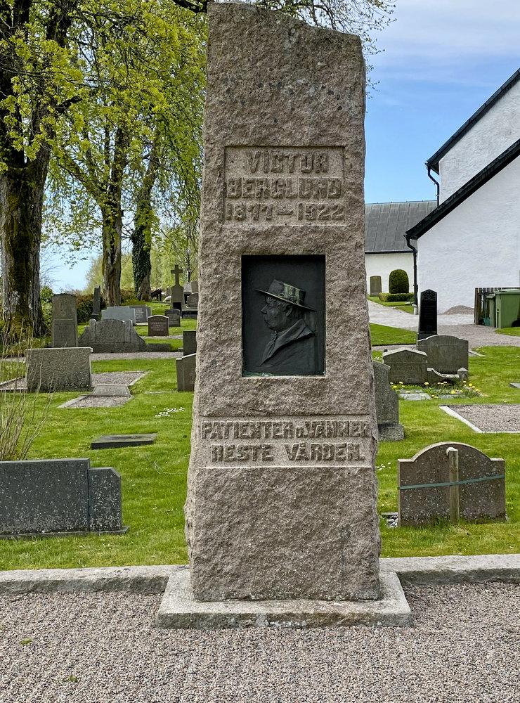 Tack vare medel som samlades in av Victor Berglunds vänner förärades han med ett pampigt gravmonument, fortfarande det största på Breareds kyrkogård.