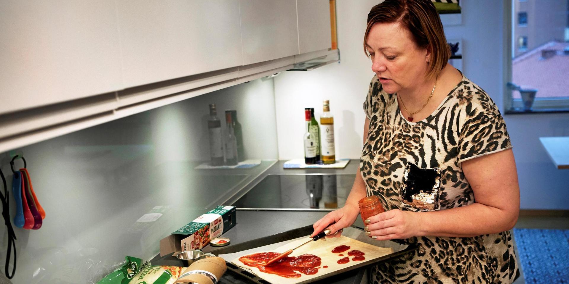 Gabriella Mohoff bakar pizza enligt instruktionerna när konsumentredaktionen testar pizzakit.