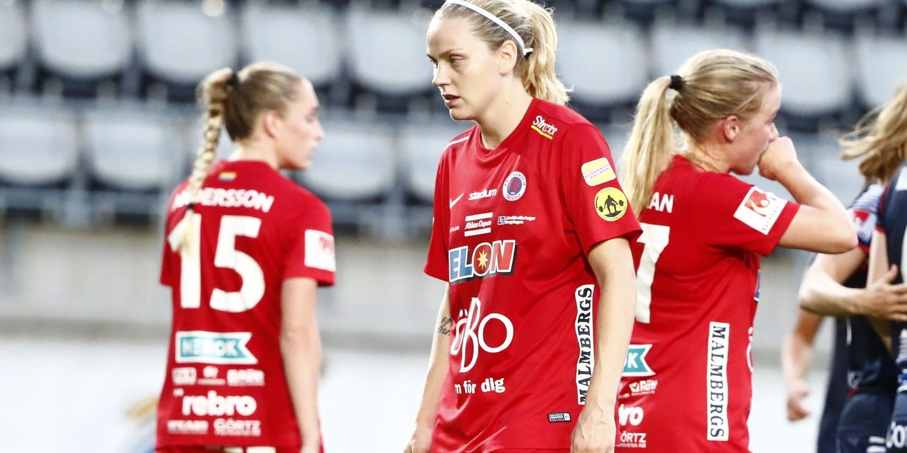 Örebros Lisa Dahlkvist går med tunga steg efter en annan förlustmatch i damallsvenskan i år. På lördagen blev det 1–6 mot Hammarby. Arkivbild.