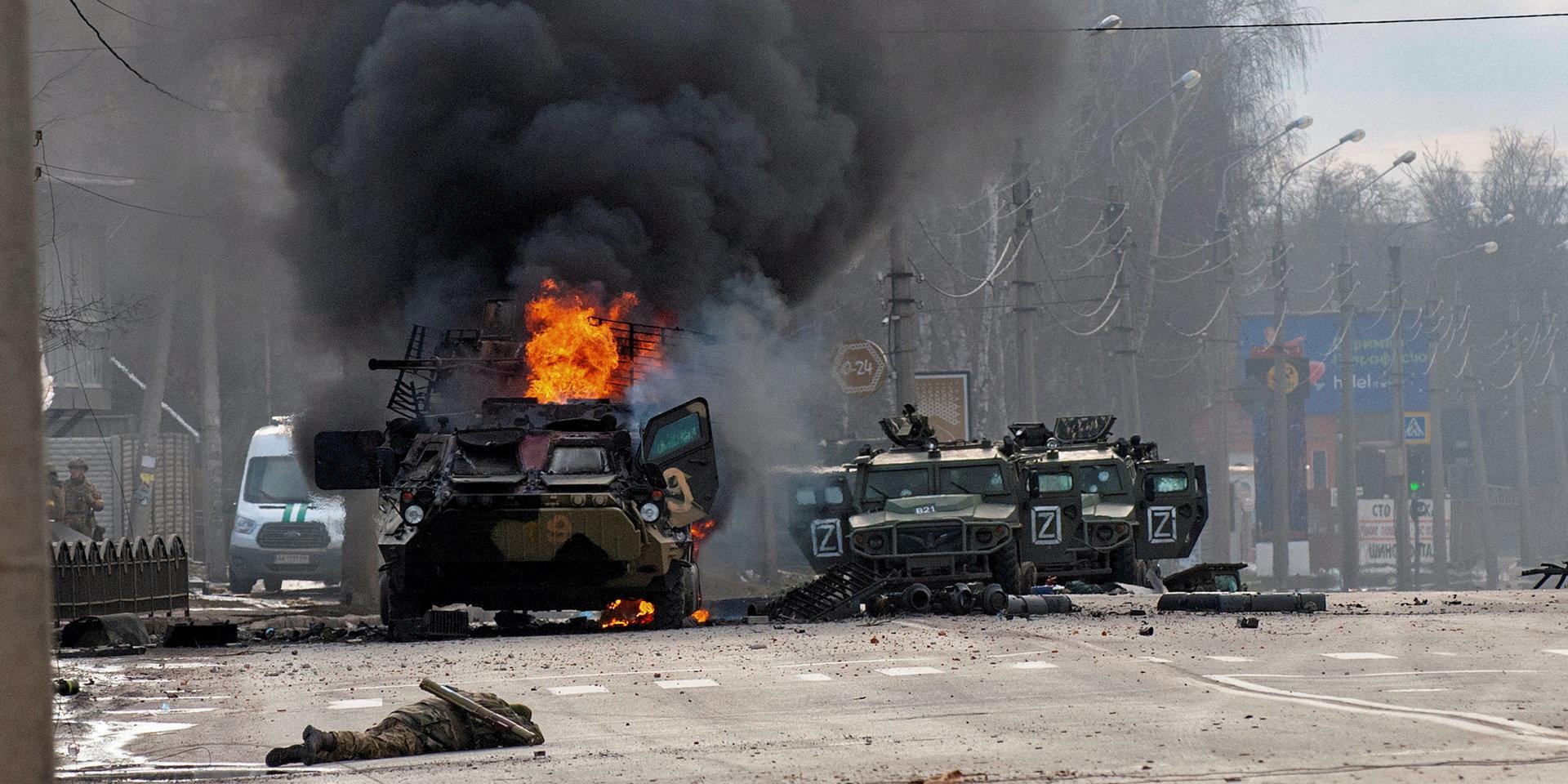 På det här fotot från i söndags ses ett brinnande, ryskt pansarskyttefordon i Charkiv – Ukrainas näst största stad.