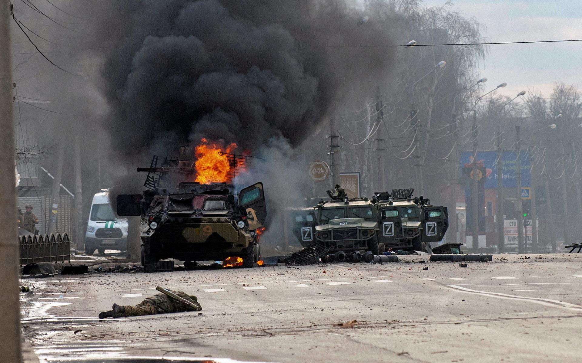 På det här fotot från i söndags ses ett brinnande, ryskt pansarskyttefordon i Charkiv – Ukrainas näst största stad.