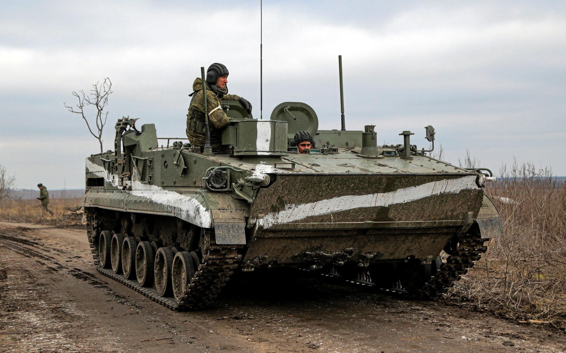 Pansarskyttefordon som det här i Donetskregionen är lämpliga måltavlor för pansarskotten som Sverige skänker till Ukraina.