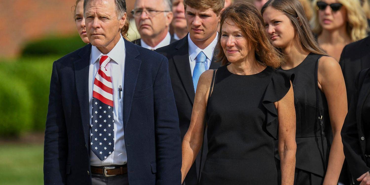 Fred och Cindy Warmbier i samband med att deras döde son placeras i en likbil efter begravningen i 22 juni, i Wyomning i den amerikanska delstaten Ohio.