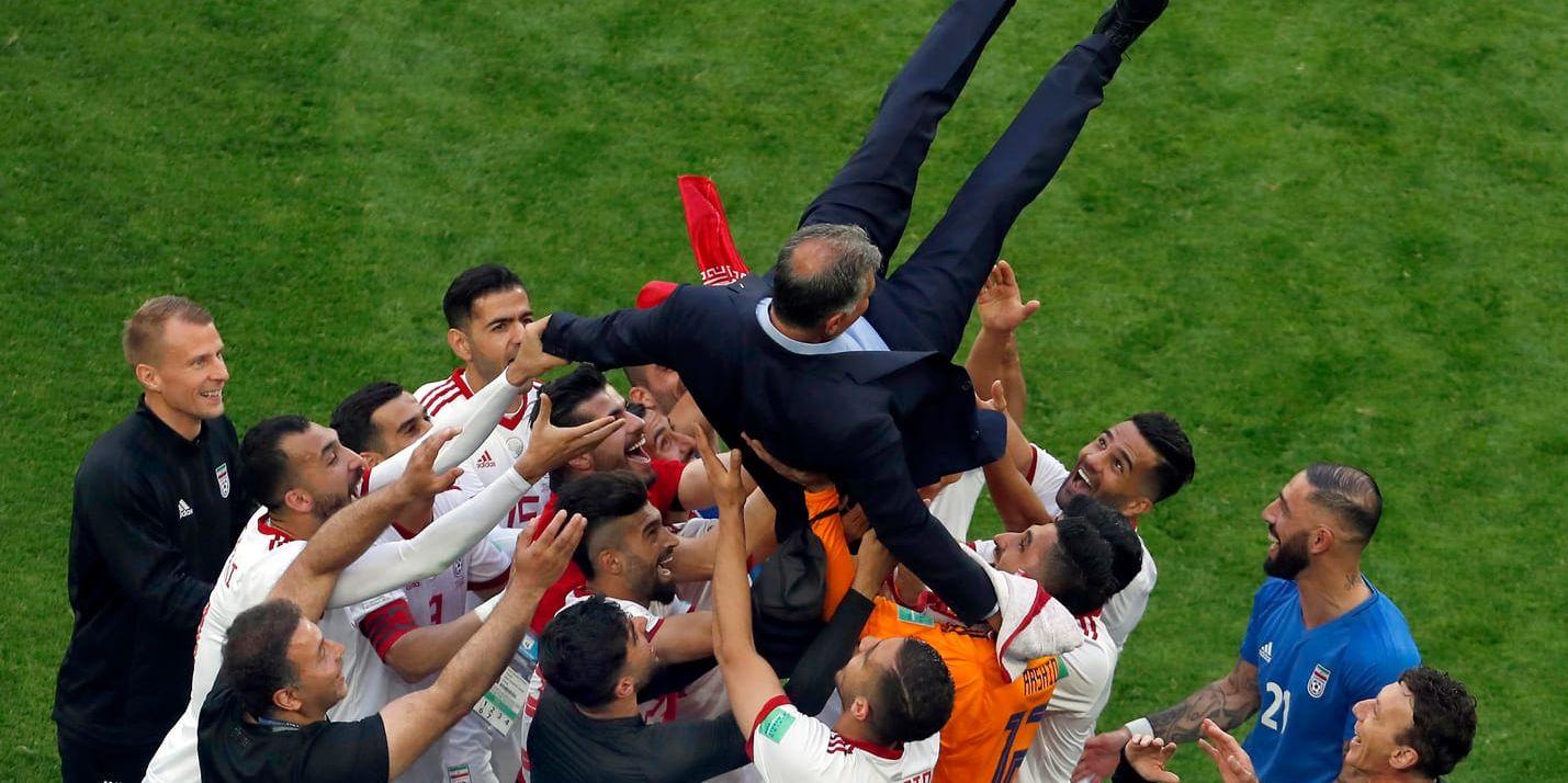 Irans spelare hyllar förbundskaptenen Carlos Queiroz efter segern mot Marocko tidigare i VM. Arkivbild.