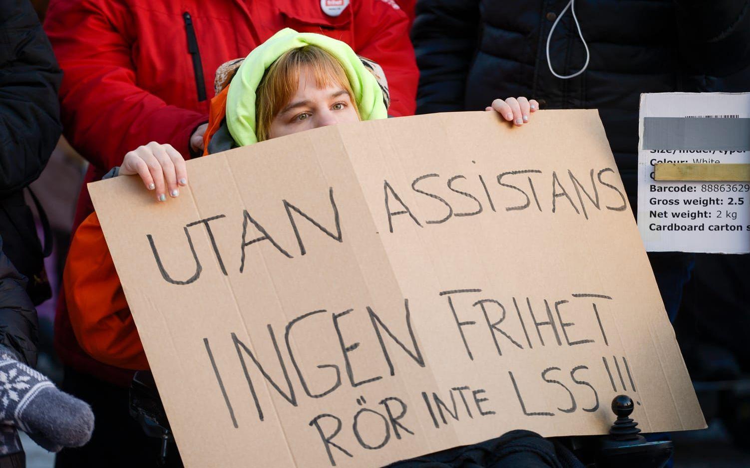 Regeringen ska utreda om ansvaret för personlig assistans ska bli en fråga enbart för staten och inte som nu vara delat mellan kommun och stat. Bilden är från en demonstration för rätt till assistans 2016. Arkivbild.