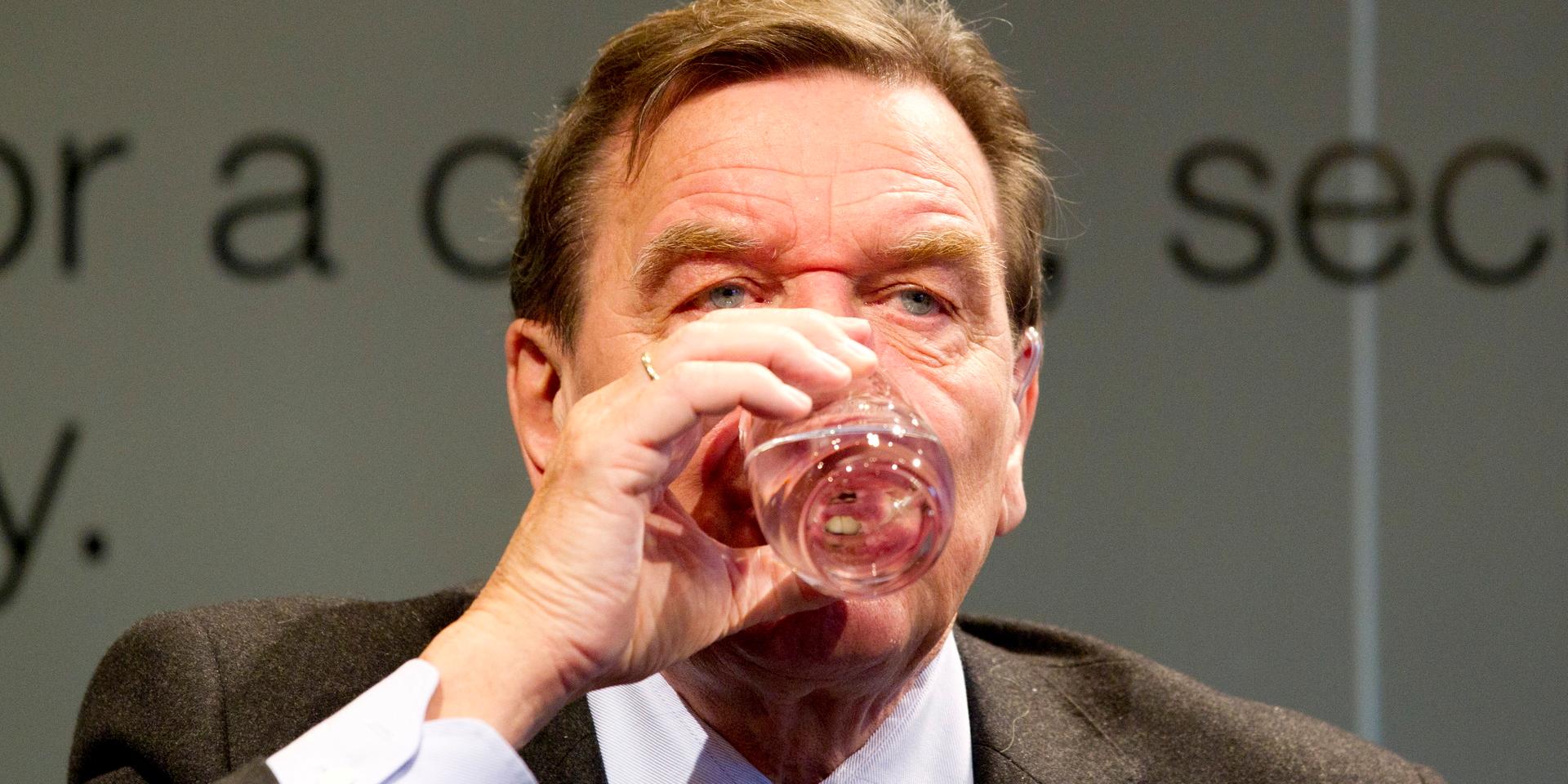 Förre förbundskanslern Gerhard Schröder har trots kriget haft kontakter med ryska energibolag. Nu lämnar han styrelsen i Rosneft. Arkivbild.