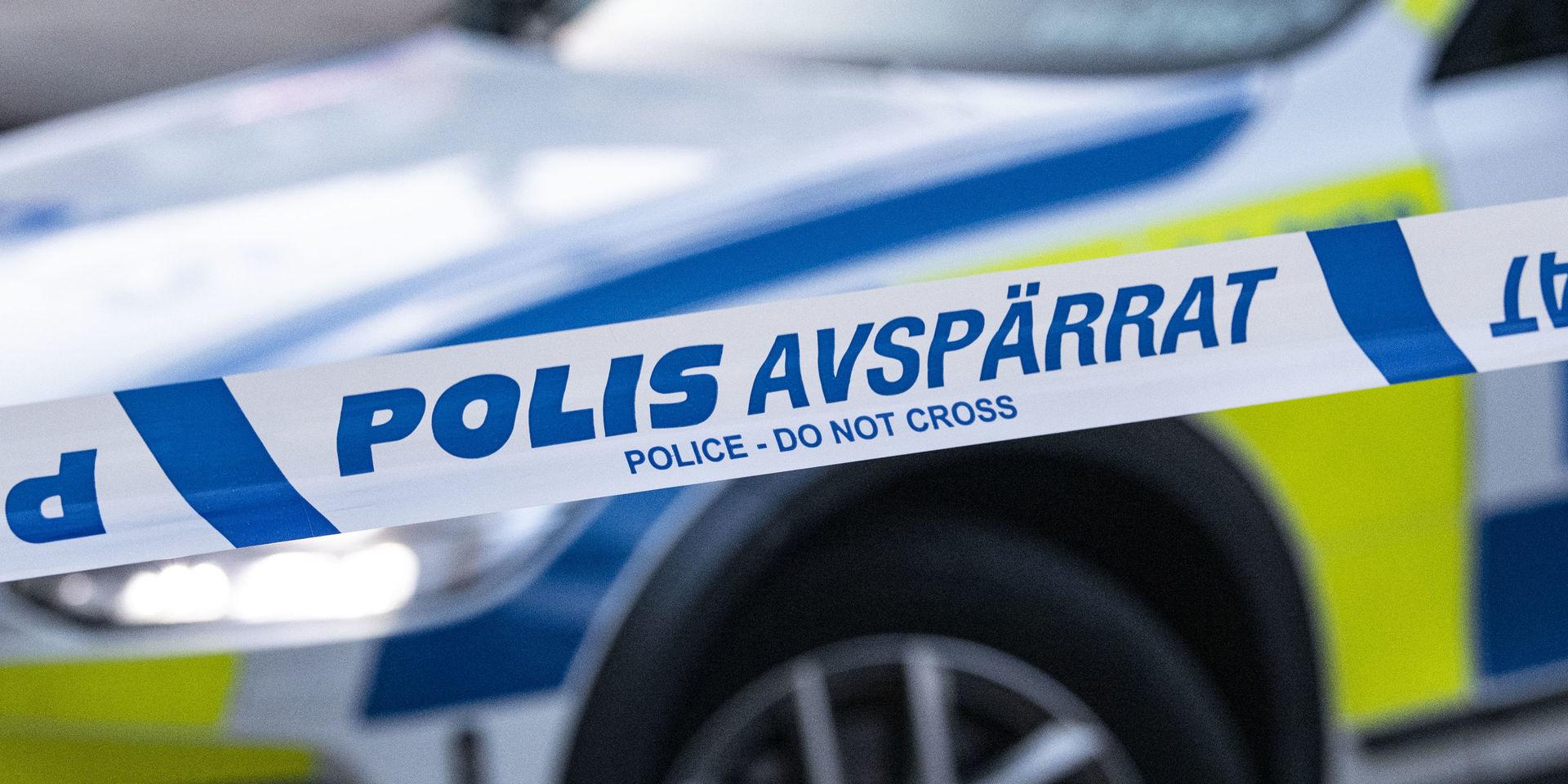 Polisen söker igenom en gymnasieskola i Stockholm. Arkivbild. 