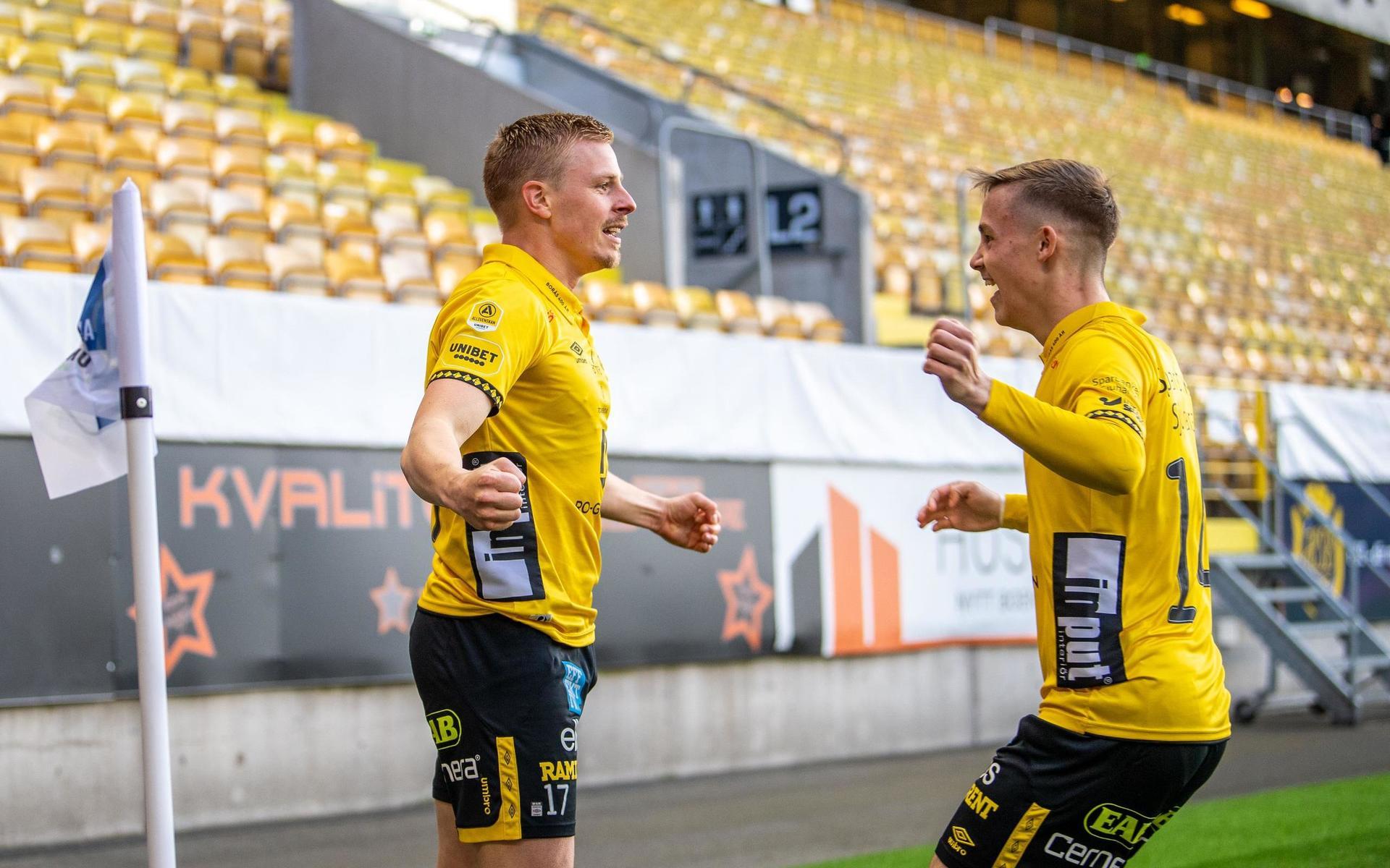 Elfsborgs Per Frick jublar tillsammans med Jacob Ondrejka efter 1-0.