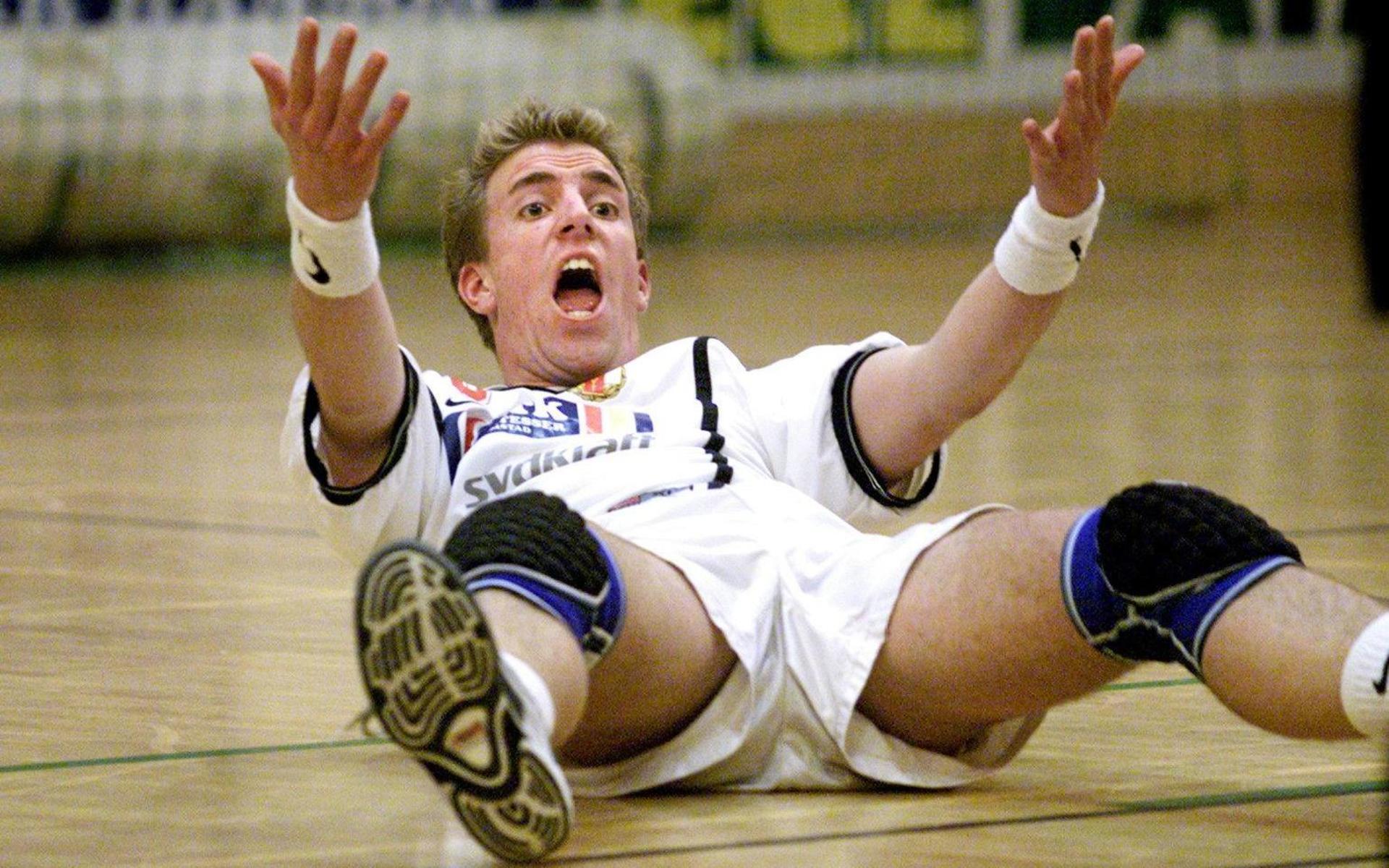 Fredrik Brokopp fångad i en känslosam stund i en Drottmatch, under sin tid som A-lagsspelare i handboll.