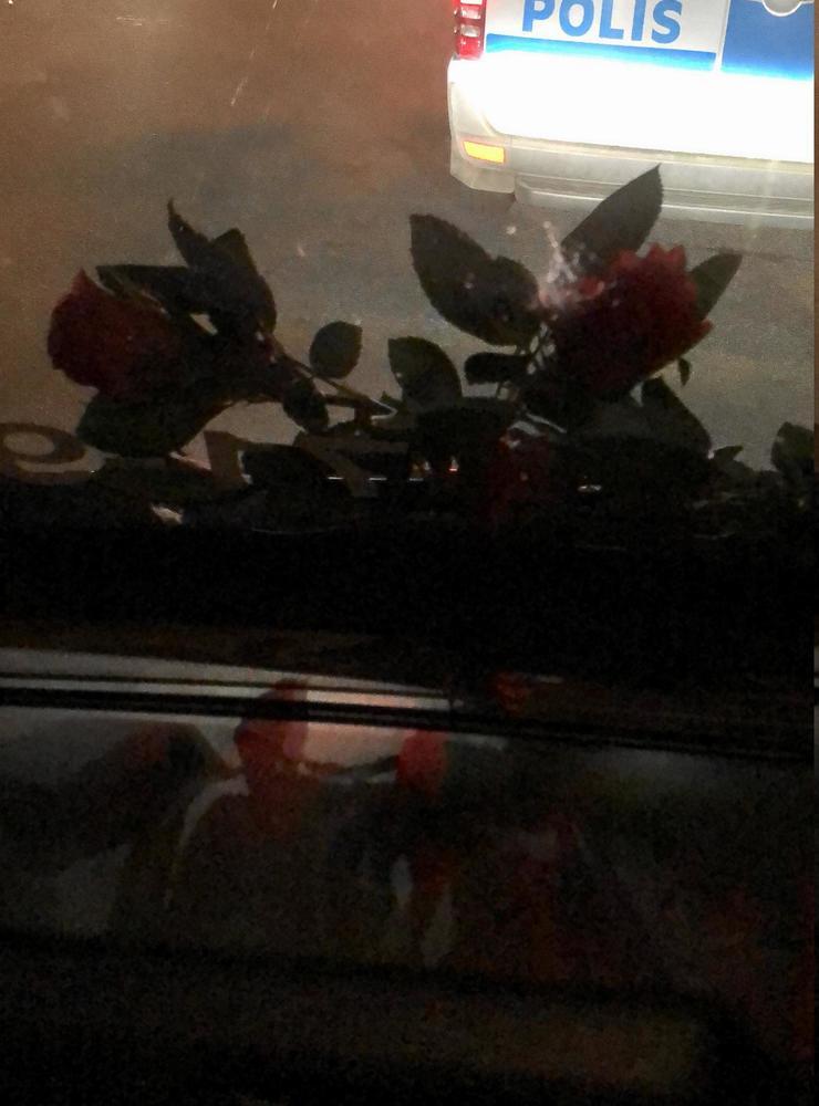 Fredrik Brokopp: ”En rätt dålig bild, men man ser rosorna på polisbilen. Det var en fin gest och vi fick ett bra samtal, mannen som lämnade dem och jag. Rosorna blev upphov till Twitterkommentarer och senare nyhetsinslag.”