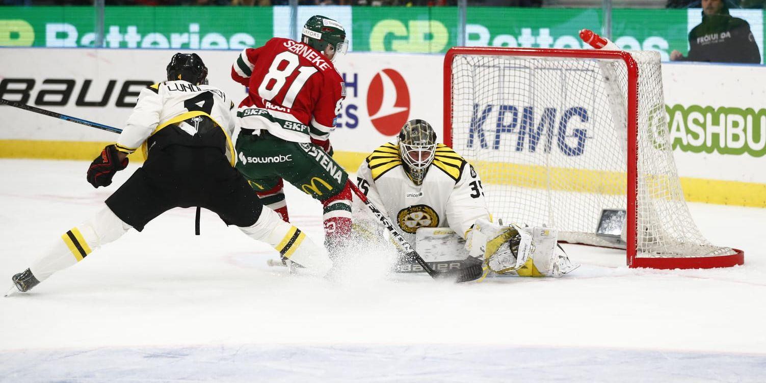 Frölundas Ryan Lasch mot Brynäs målvakt David Rautio under torsdagens ishockeymatch i SHL mellan Frölunda och Brynäs i Scandinavium.