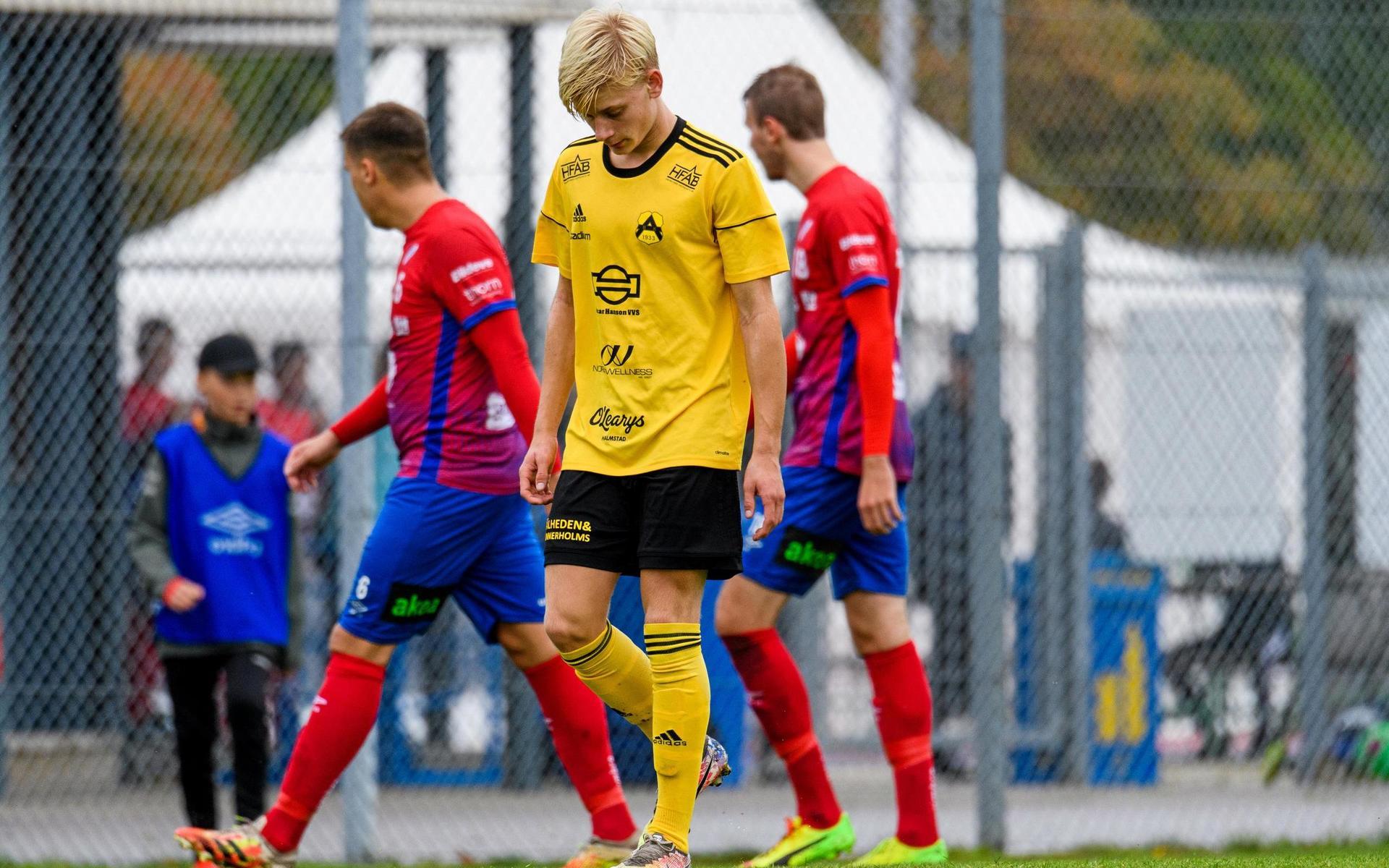 Leo Hedenberg deppar efter att Astrio förlorat seriefinalen mot Höganäs och istället måste kvala för att kunna ta klivet upp i division 2-fotbollen.