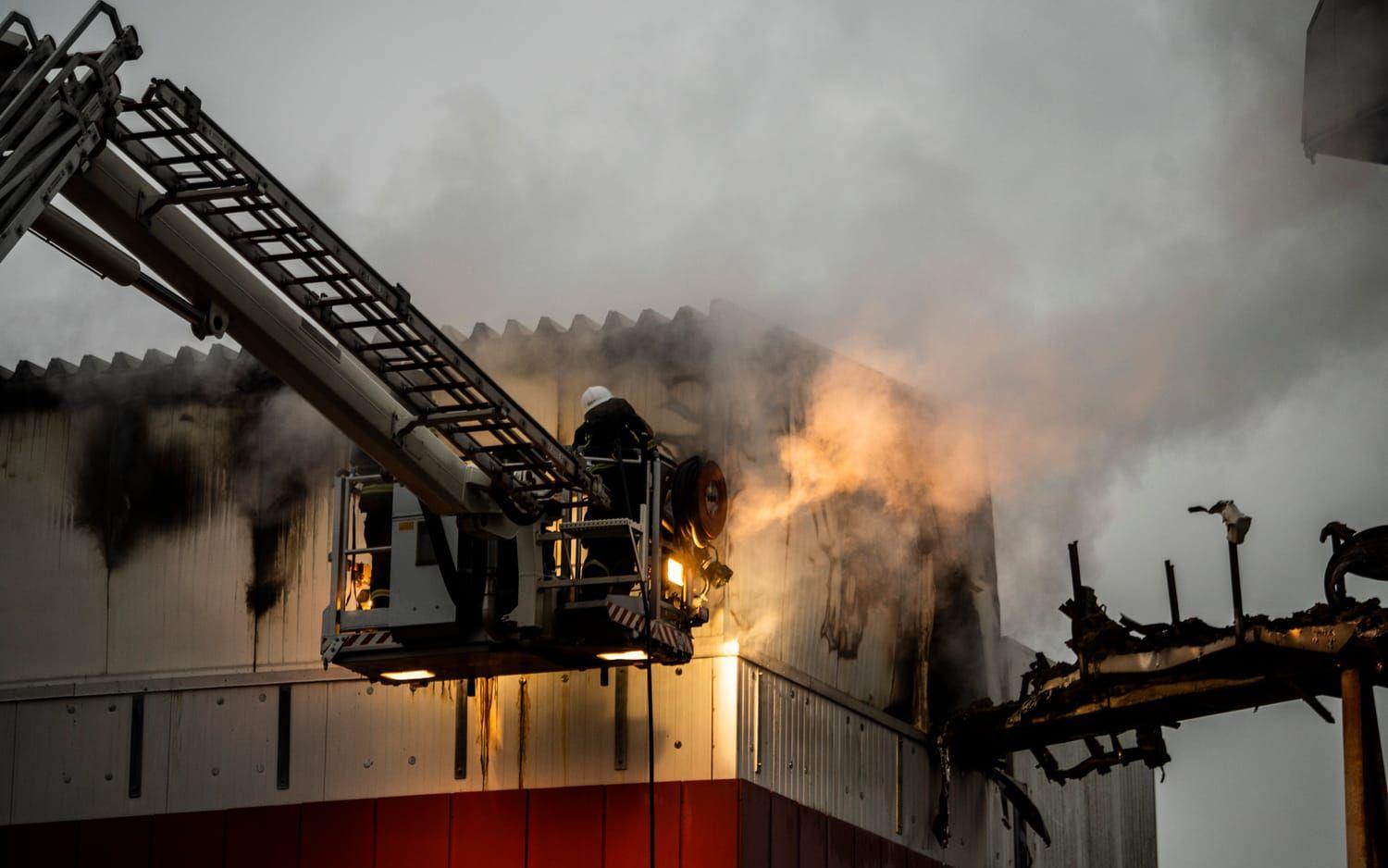 På morgonen 15 oktober förra året började det brinna kraftigt i pannkaksfabriken. 