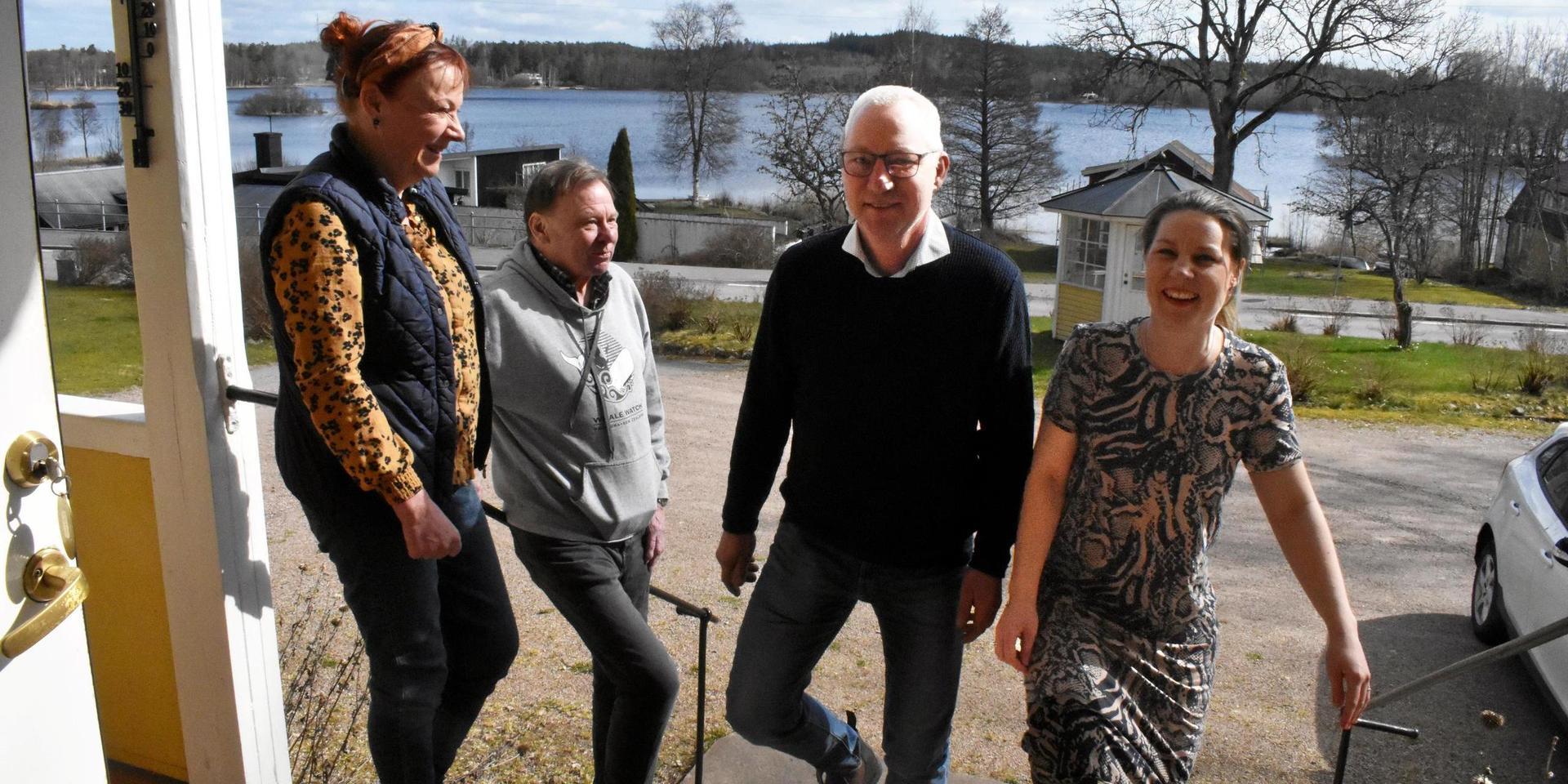 Med blåskimrande Unnen som vy. Mette och Erik Dich, till vänster, lämnar över pensonatet som de drivt i 29 år till far och dotter Mikael och Ida Gunnarsson, Unnaryd.