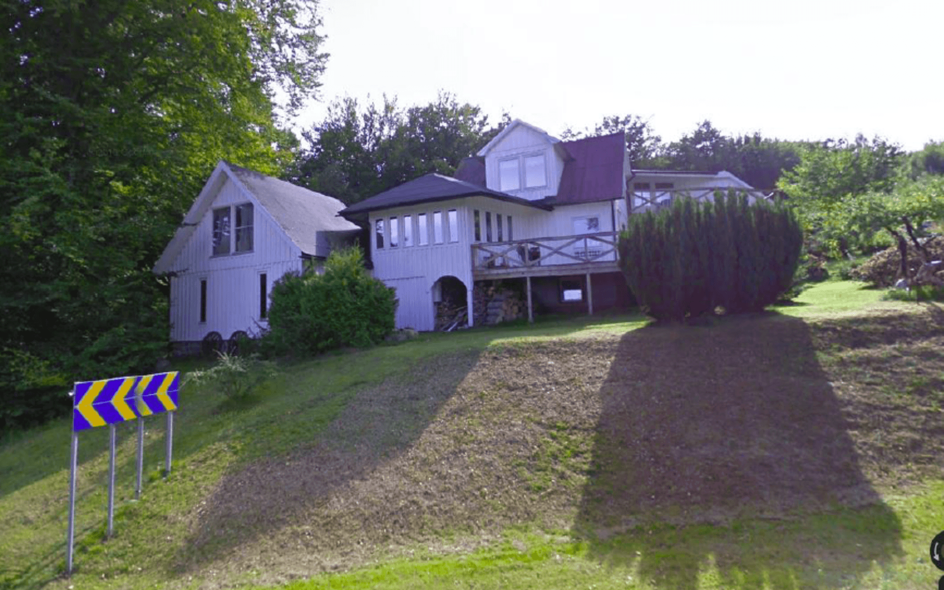 Miljö- och byggnadsnämnden använder material från karttjänsten Google Street View som bevis för att huset har byggts till igen. Den här bilden togs av Googlebilen i maj 2010. Bild: Laholms kommun/Google