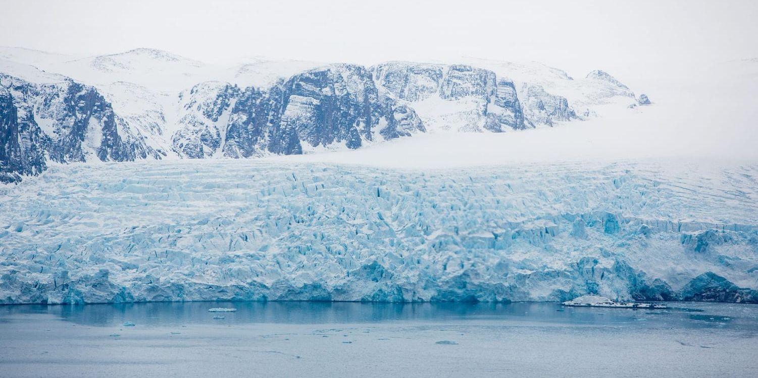 Mindre is. Isarna smälter i snabbare takt på grund av klimatet, vilket i sin tur påverkar klimatet.