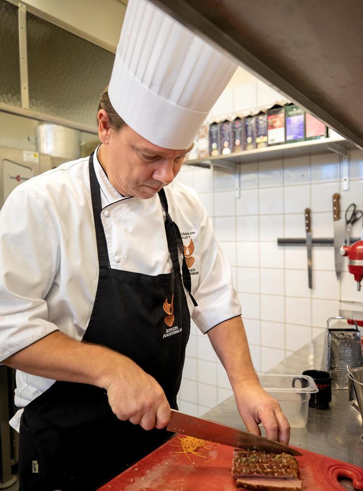 Jerker Andersson lagade mat till sitt första bröllop på Tjolöholm 1996, och för tolv år sedan blev han fast anställd. 