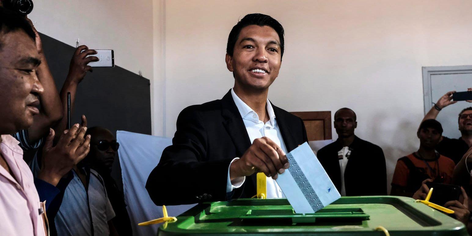 Presidentkandidaten Andry Rajoelina lägger sin röst i en vallokal i Madagaskars huvudstad Antananarivo i onsdags.