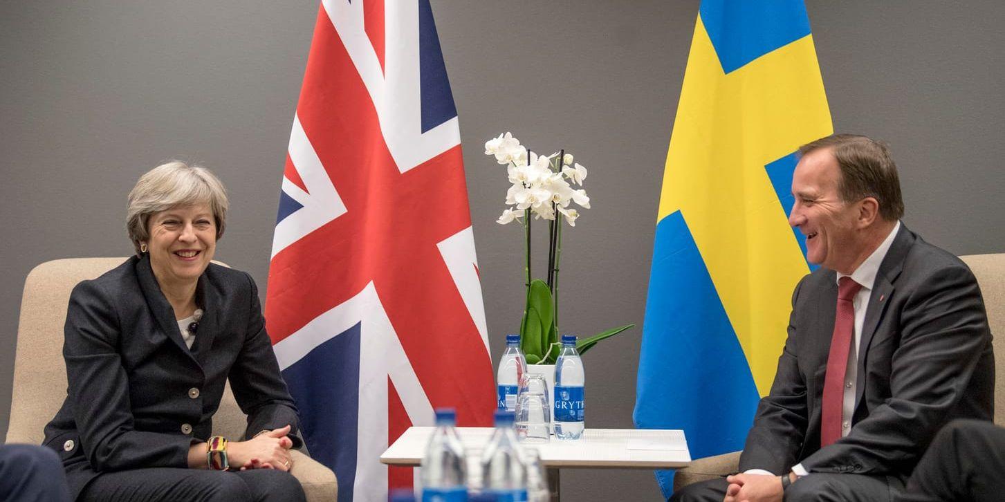Storbritanniens premiärminister Theresa May kommer till Stockholm för att träffa statsminister Stefan Löfven (S) på måndag. Bilden togs vid ett möte i Göteborg i november i fjol.