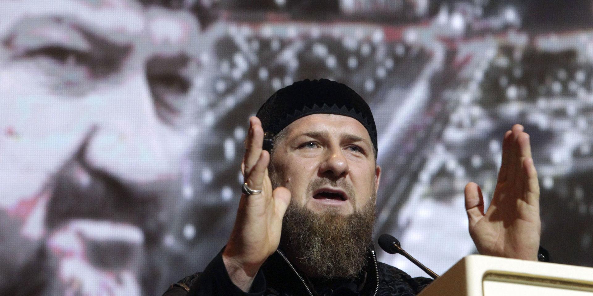 Ramzan Kadyrov rapporteras vara drabbad av covid-19. Bilden är tagen då han höll tal i Groznyj den 10 maj, framför en bild på sin döde far Achmad Kadyrov. Arkivbild.