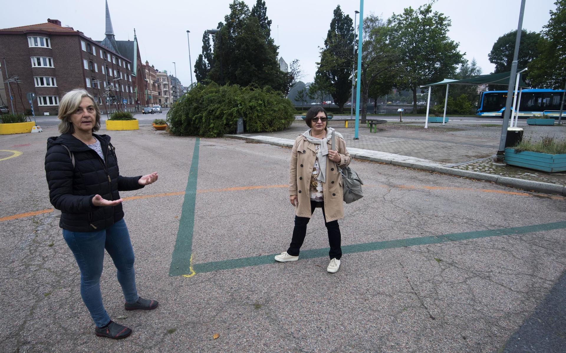 Violeta Stanic, planarkitekt, och Mila Sladic, planchef vid de gröna linjer på Österskans som visar var hotellet ska ligga.