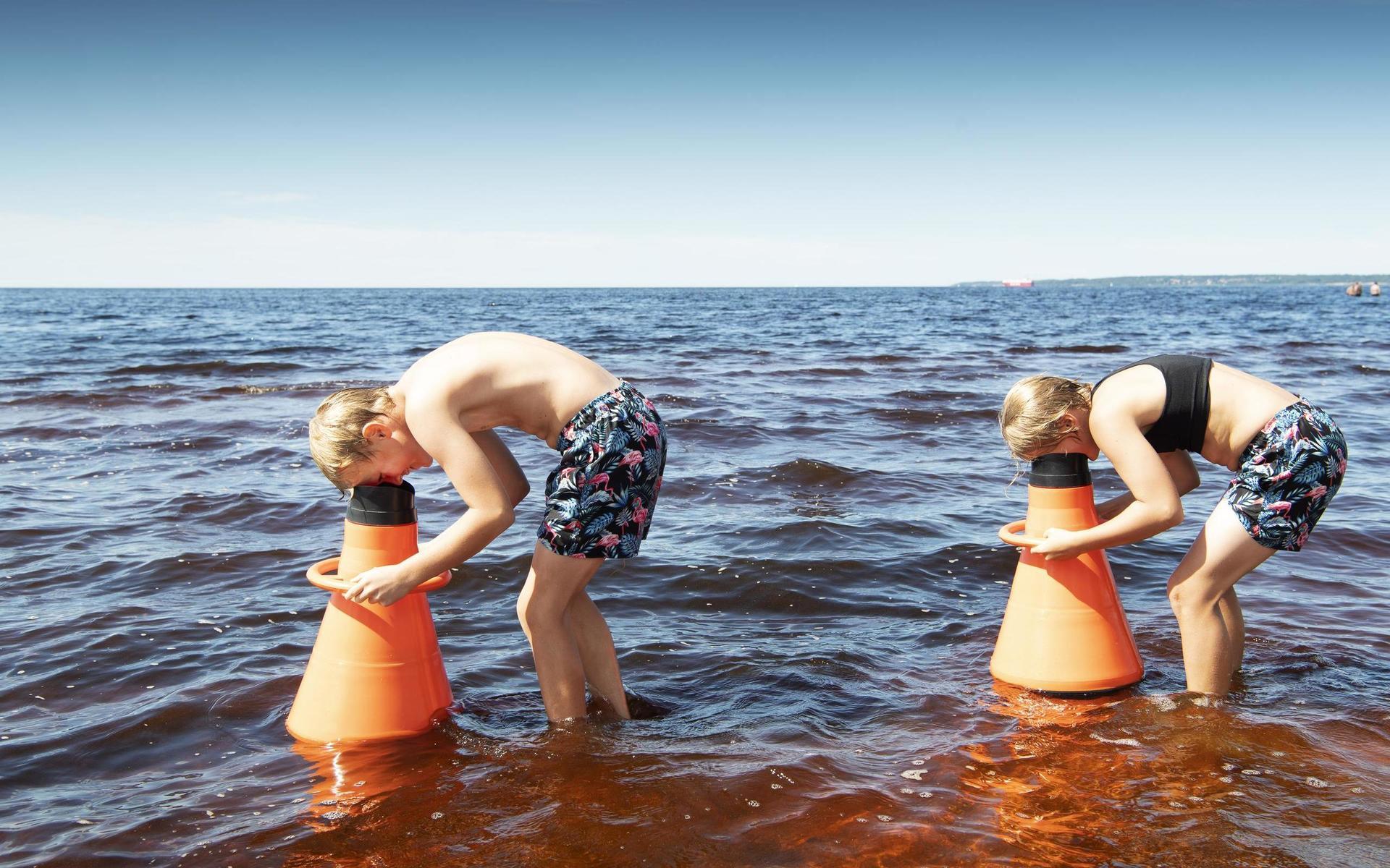 Under Västerhavsveckan passade syskonen Loke och Ebba Hesselvall att pröva vattenkikare.