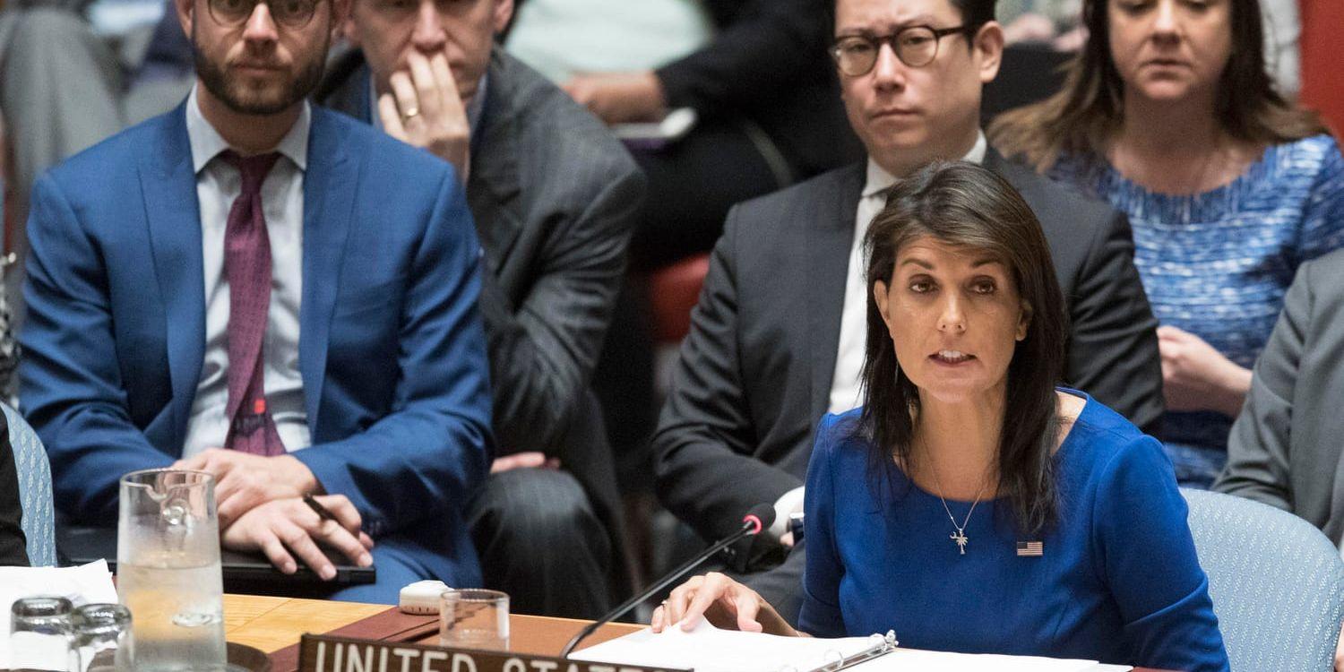USA:s FN-ambassadör Nikki Haley säger under lördagens extrainkallade möte i FN:s säkerhetsråd att USA är redo att slå till igen mot Syrien.
