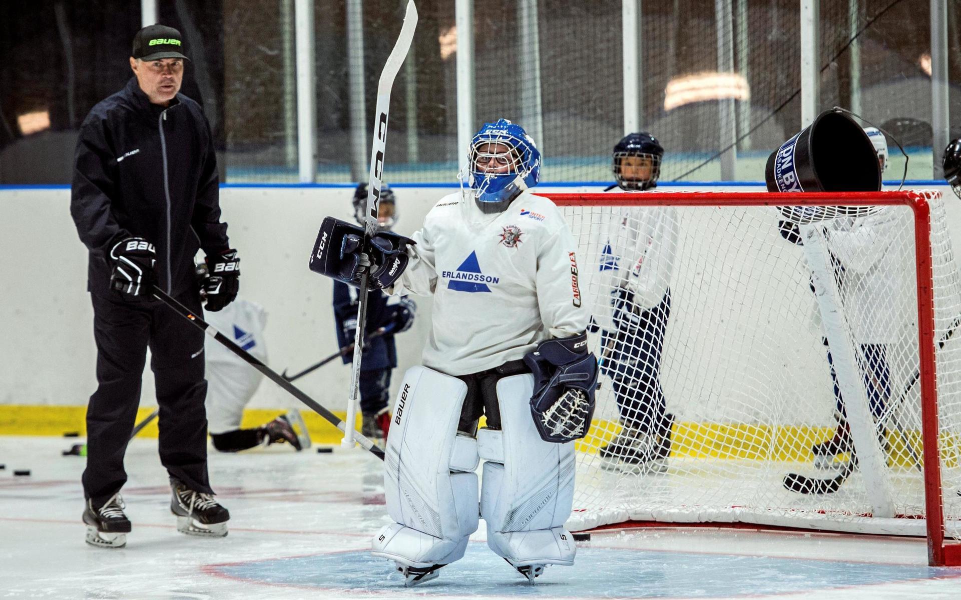 Hammers unga målvakt Jon Olsen fick goda råd och träning av KHL-målvaktstränaren Stefan Persson under måndagens träningspass.
