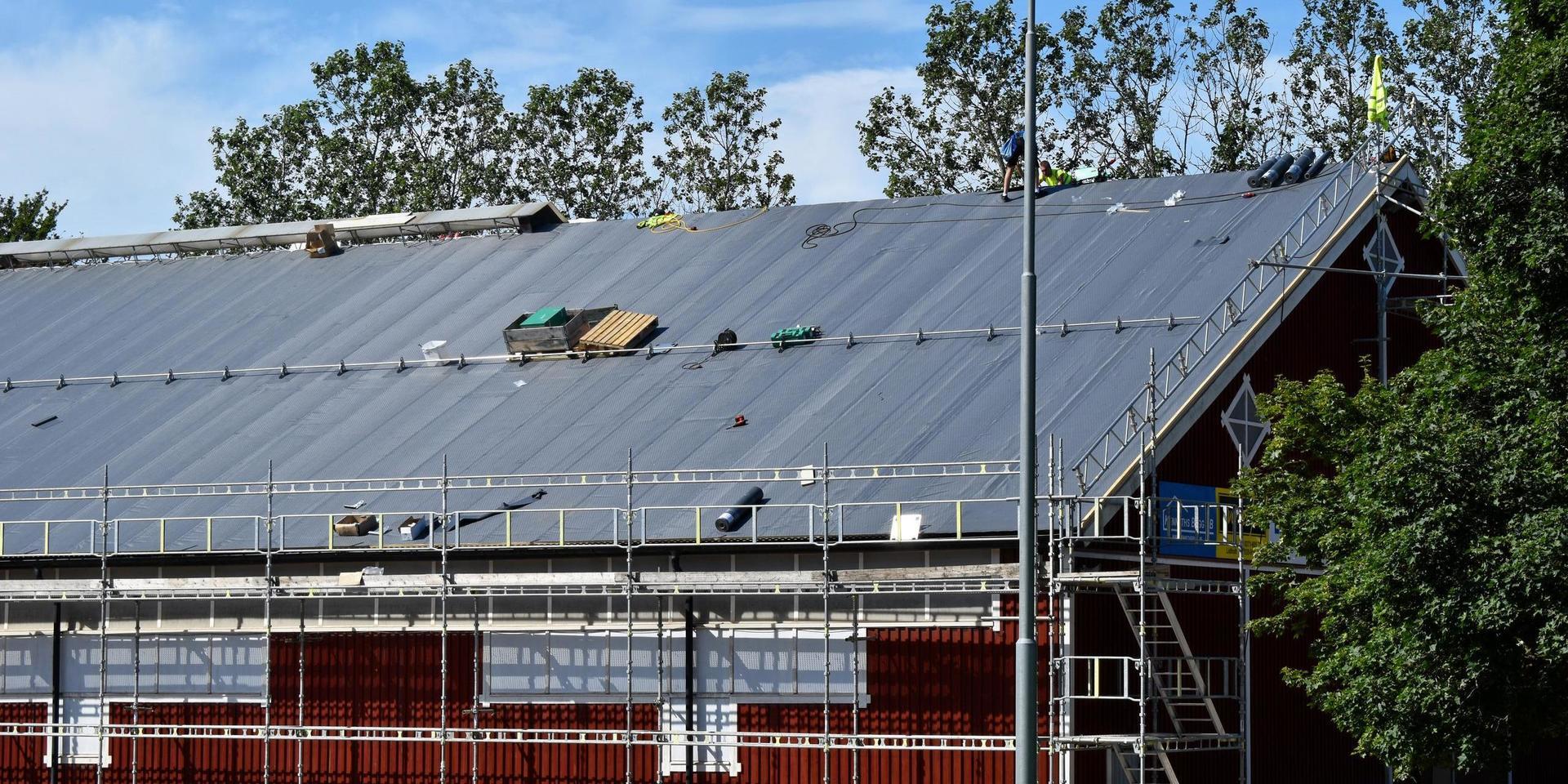 Byggställningar som sattes upp runt ridhuset i samband med förstärkningsarbetet på taket.