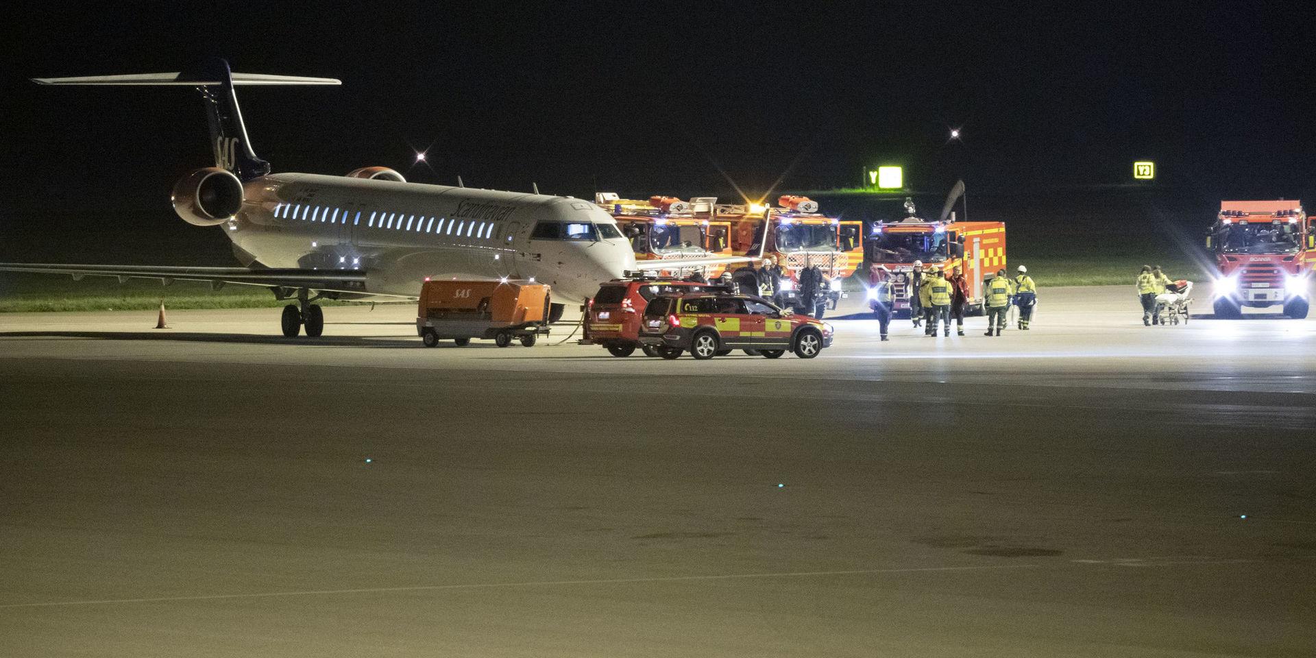 Räddningstjänst och ambulanspersonal på plats vid ett flygplan tillhörande SAS efter att det nödlandat på Sturups flygplats på torsdagskvällen.