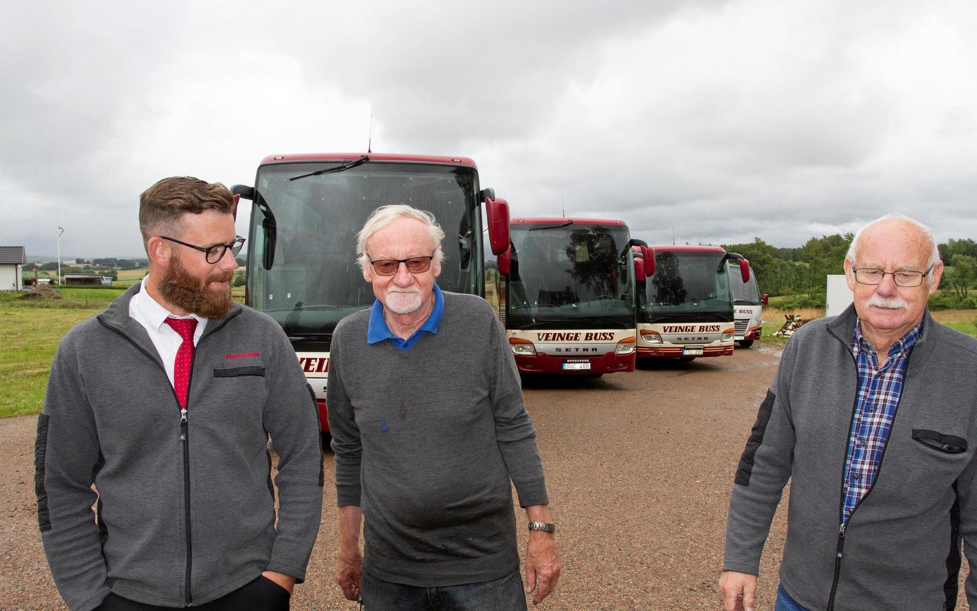 Veinge buss är ett familjeföretag i flera generationer. Jobbarkompisar är Fredrik Karlsson, hans farbror Bengt-Göran, pappa Karl-Johan och farbrorn Per-Rune, samt Fredriks mamma och hans fru.