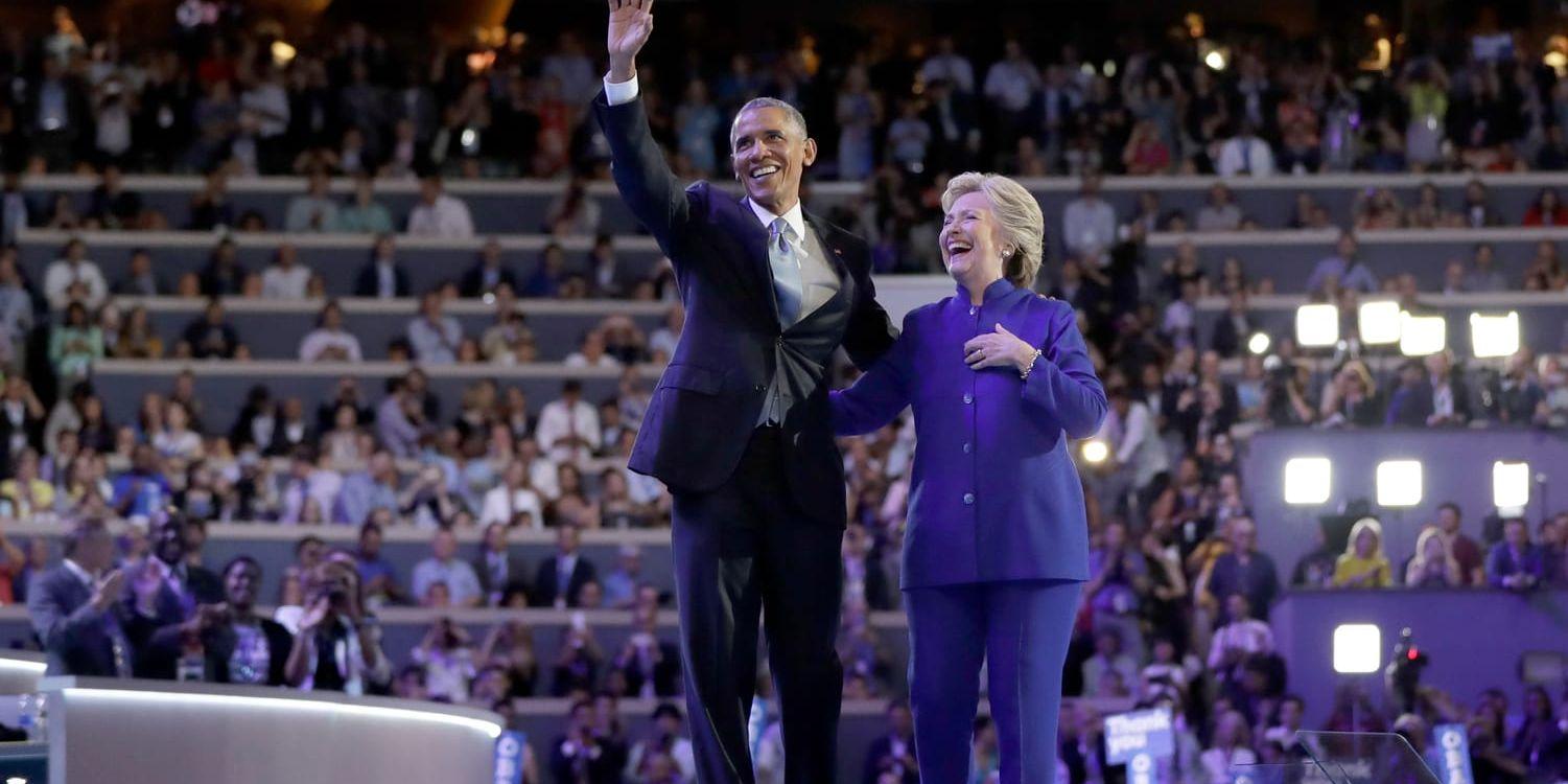 USA:s president Barack Obama och presidentkandidat Hillary Clinton, efter Obamas tal på Demokraternas konvent i Philadelphia.