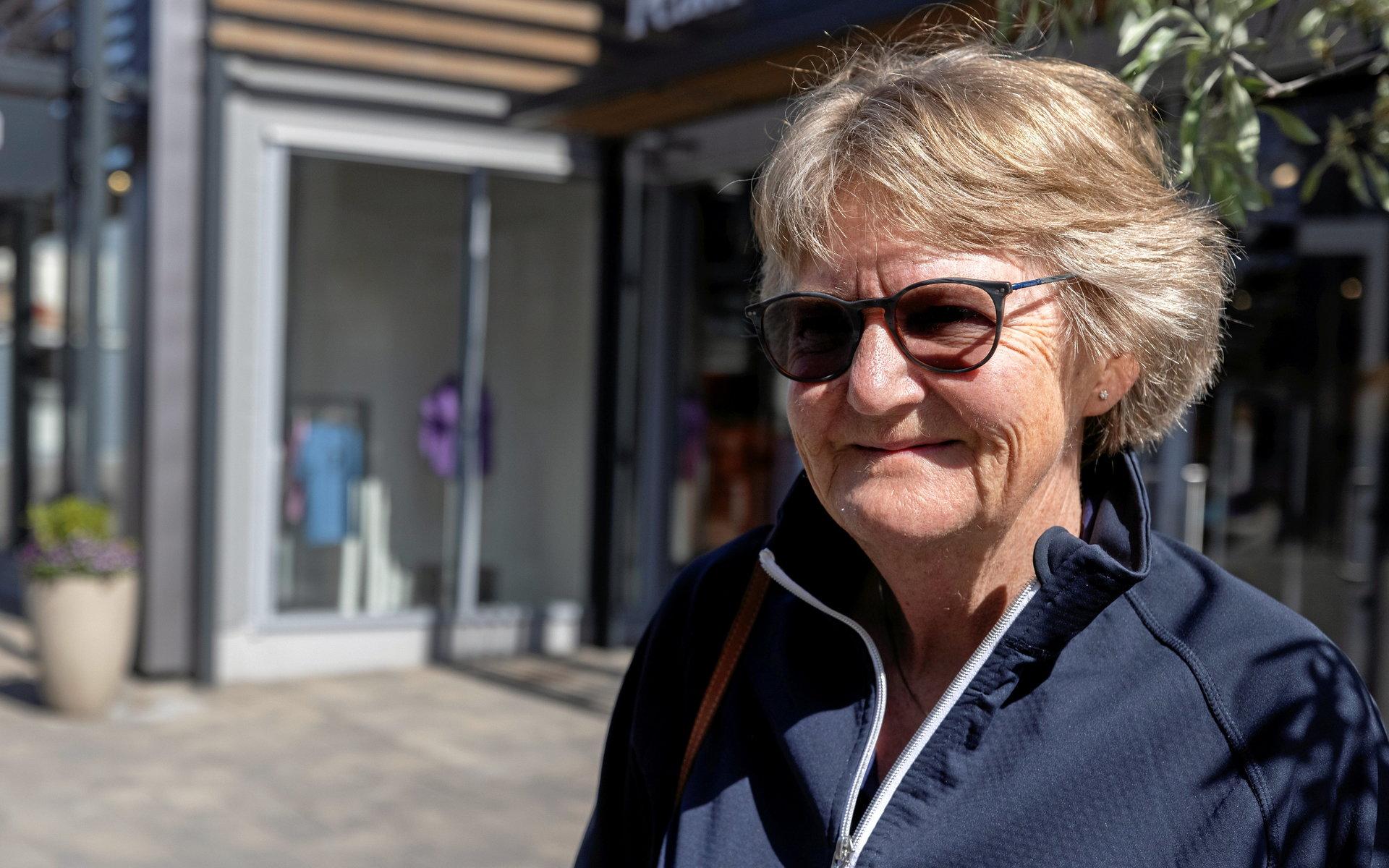 Ingrid Alterby från Kungälv har åkt till Hede för att besöka svärsonen i nyöppnade butiken Innesvingen, som vänder sig till golfare.