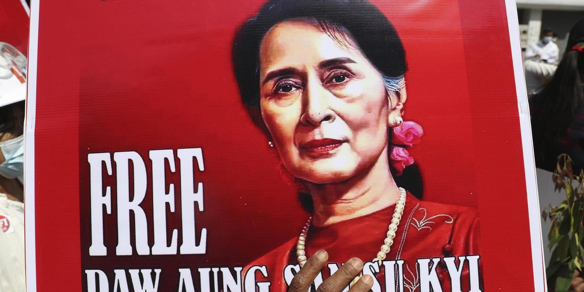En demonstrant håller ett plakat med en bild av Myanmars fängslade ledare Aung San Suu Kyi. Arkivbild.