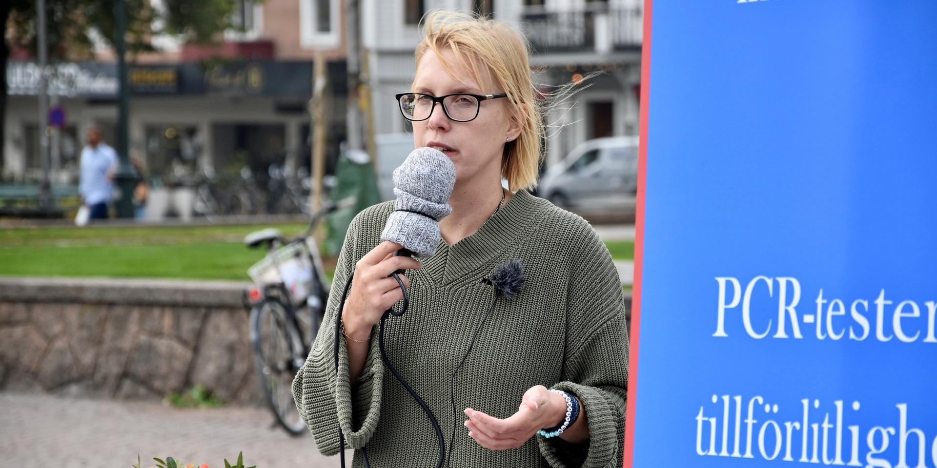 Urbota dumt. Hanna Åsberg från Bota Sverige sprider antivaxx-budskap i Varberg.