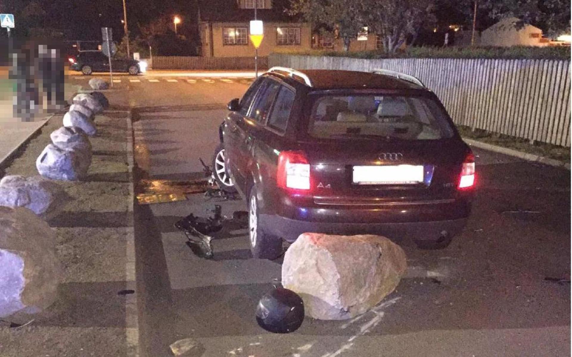 Olycksbilen stannade inte förrän den förutom två personer också kört över en parkerad moped och en stor sten vid parkeringen intill Skottegränd. 
