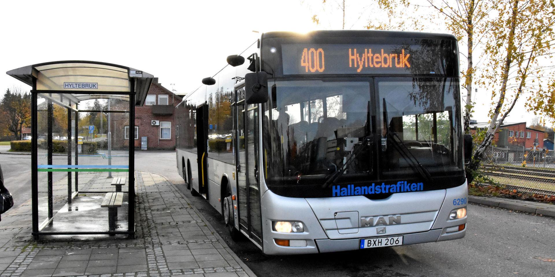 Buss 400 på Hyltebruks busstation.