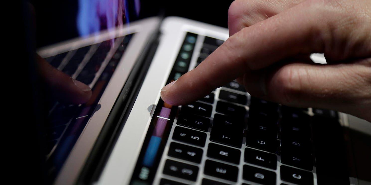 Apple erbjuder att byta ut batterier på vissa datorer av modellen Macbook Pro, sedan ett komponentfel upptäckts. Arkivbild.
