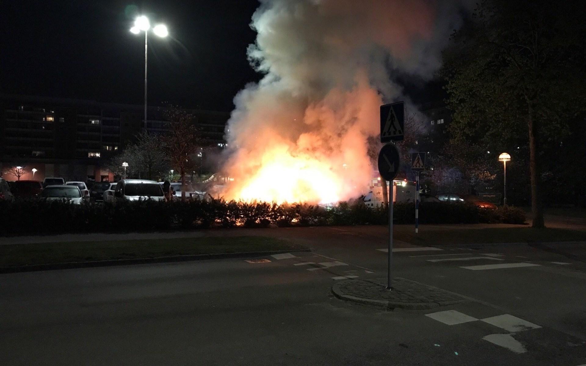 Under natten till söndag fattade en bil eld på Andersbergsringen i Halmstad. 