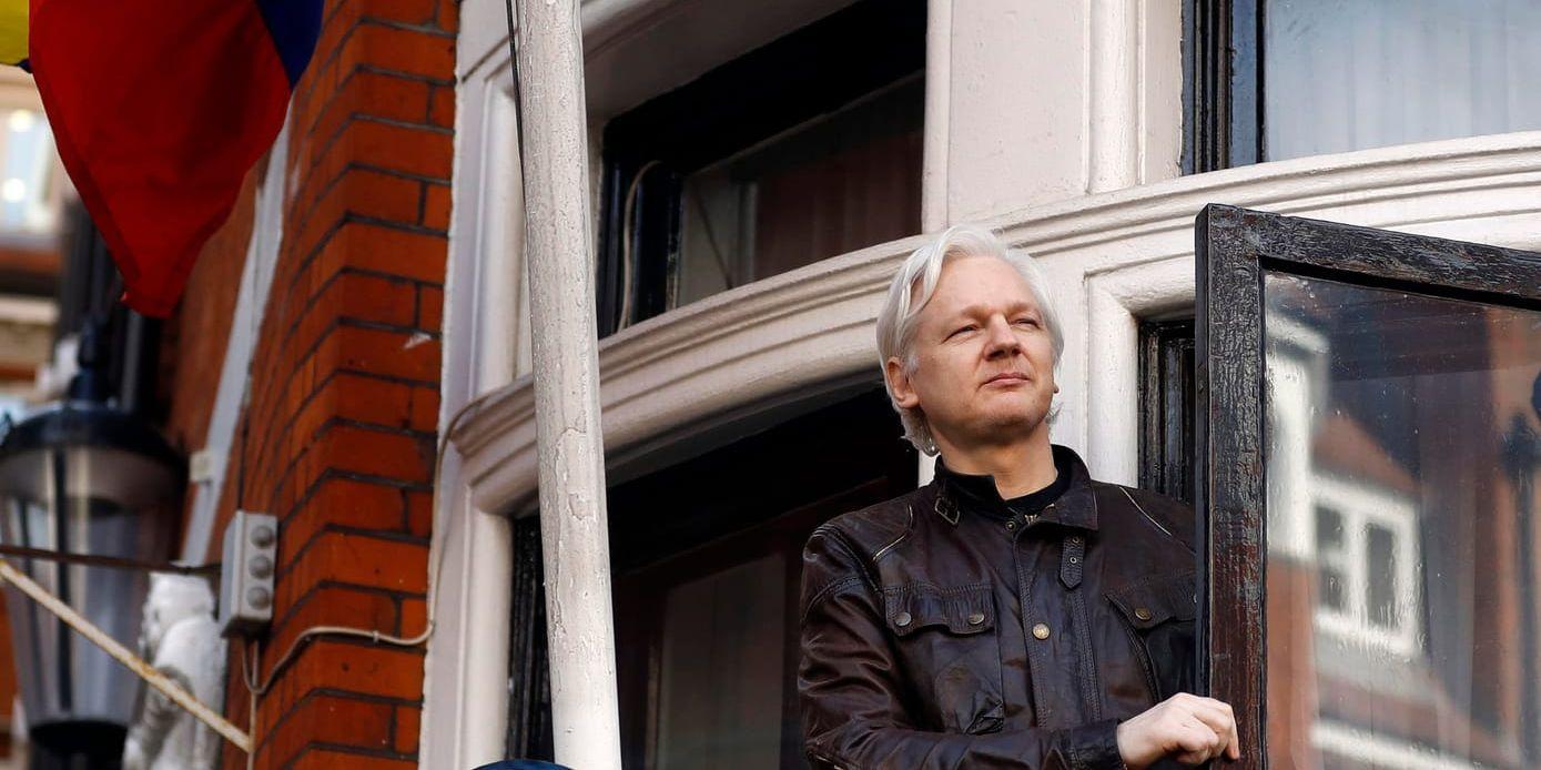 Wikileaks grundare Julian Assange tittar ut från balkongen på Ecuadors ambassad i London, där han tillbringade nästan sju år. Arkivbild.