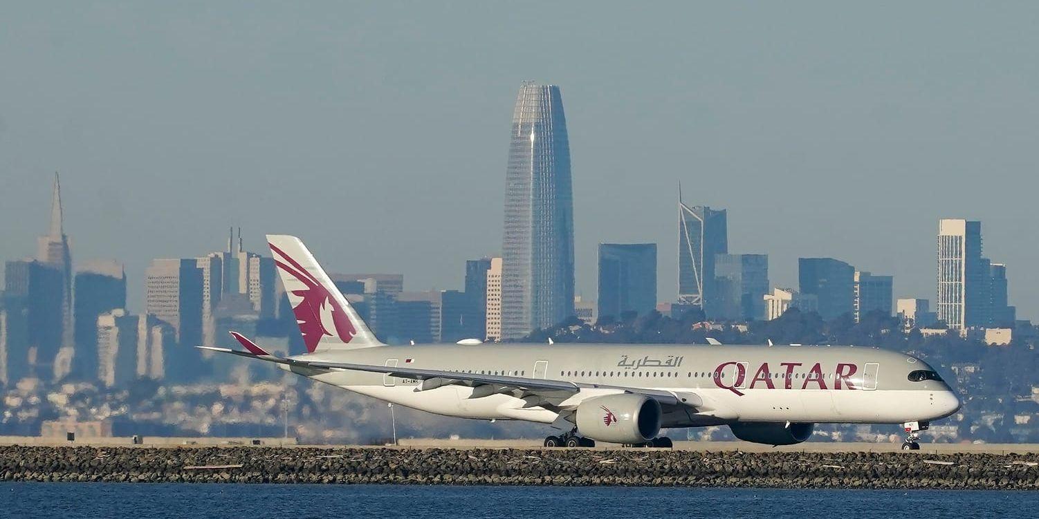 Ett flygplan från Qatar Airways på flygplatsen i San Francisco. Arkivfoto.