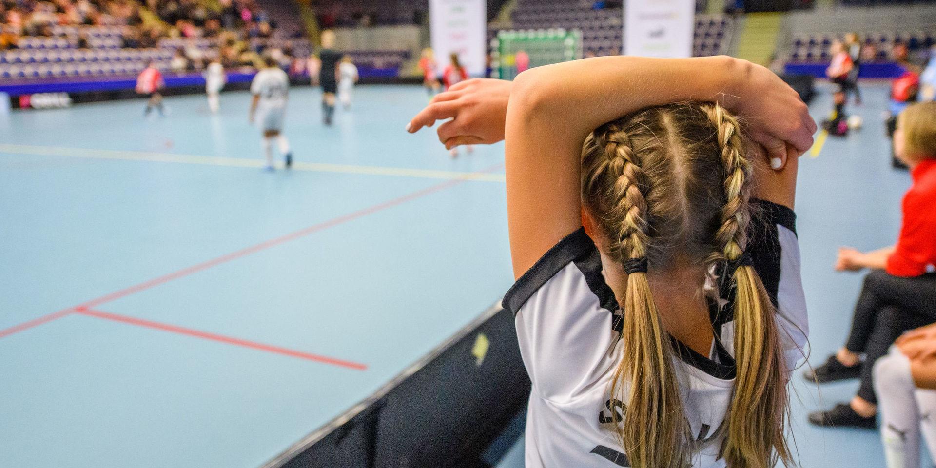 Unga idrottare i Halland får snart kliva innanför sargen och linjerna igen. Från och med måndag börjar kommunerna åter att öppna upp för ungdomsträning inomhus.