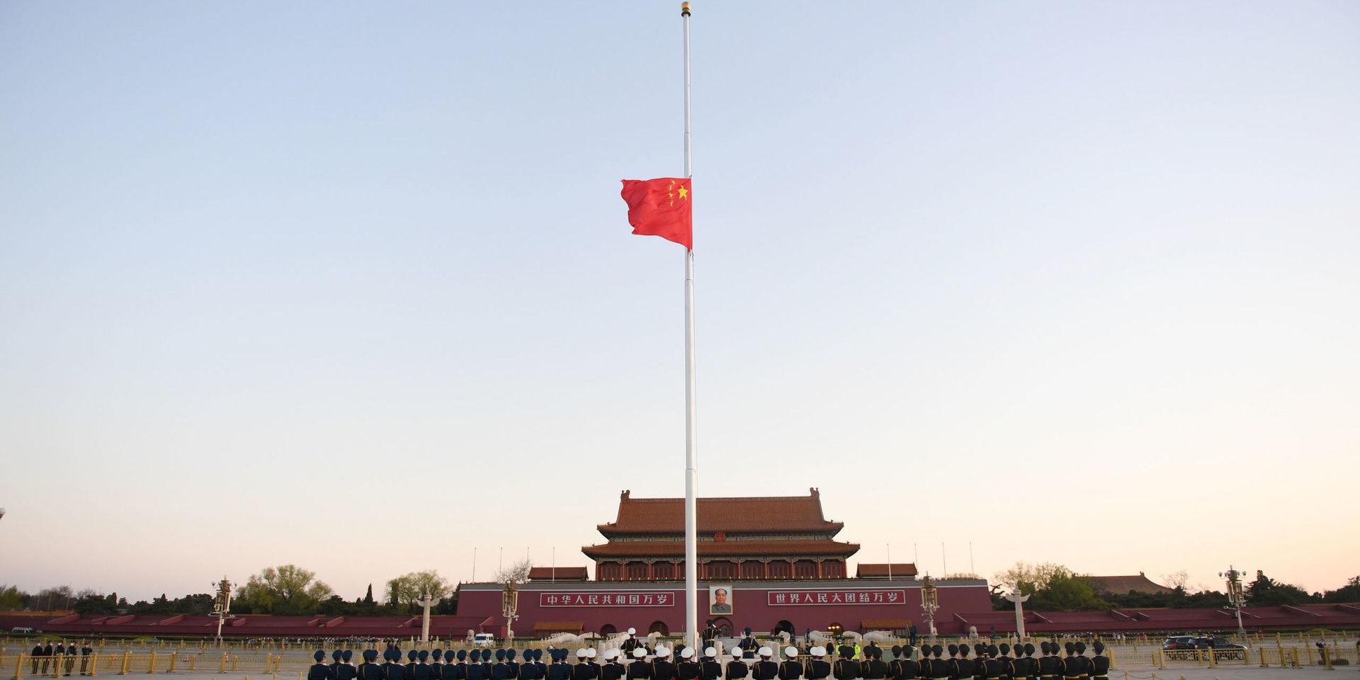 Kinas flagga på halv stång på Himmelska fridens torg i Peking under lördagen. 