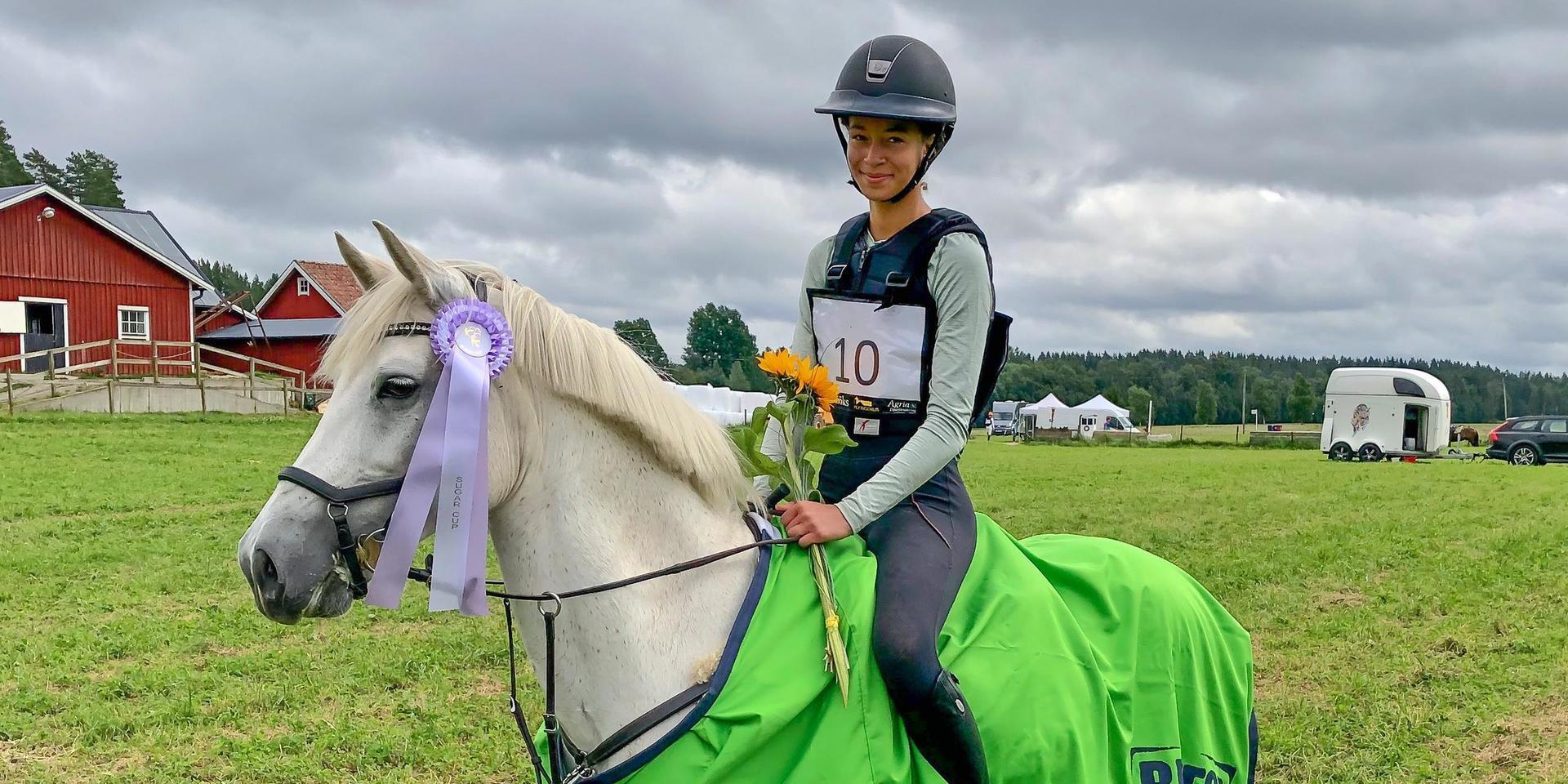 Sophia Söderlind, som tävlar för RK Styringe stall, och hästen Dream Scene tog brons i riksfinalen i Sugar Cup