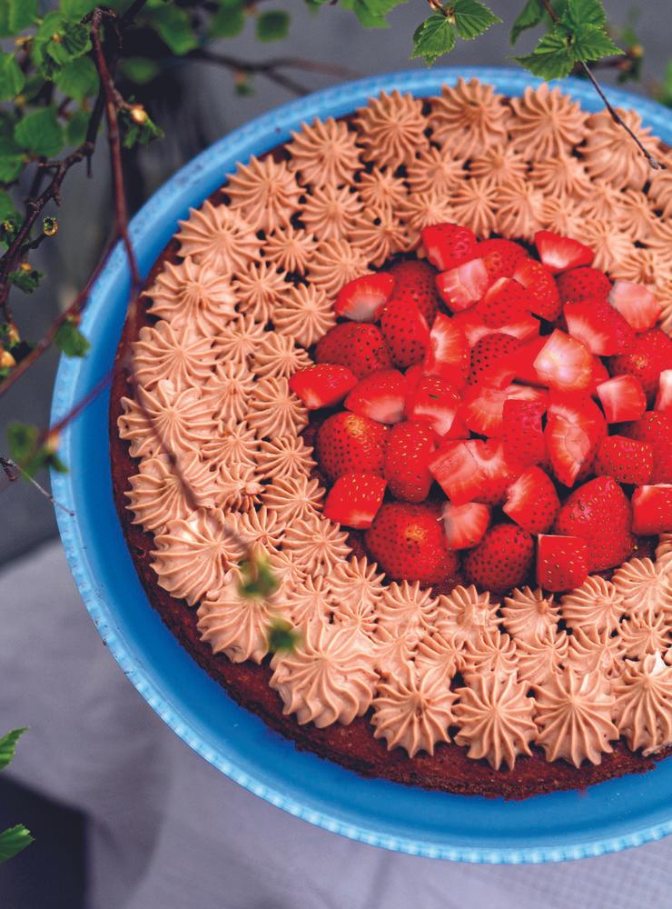 Daimkladdkaka med fluff och jordgubbar. 