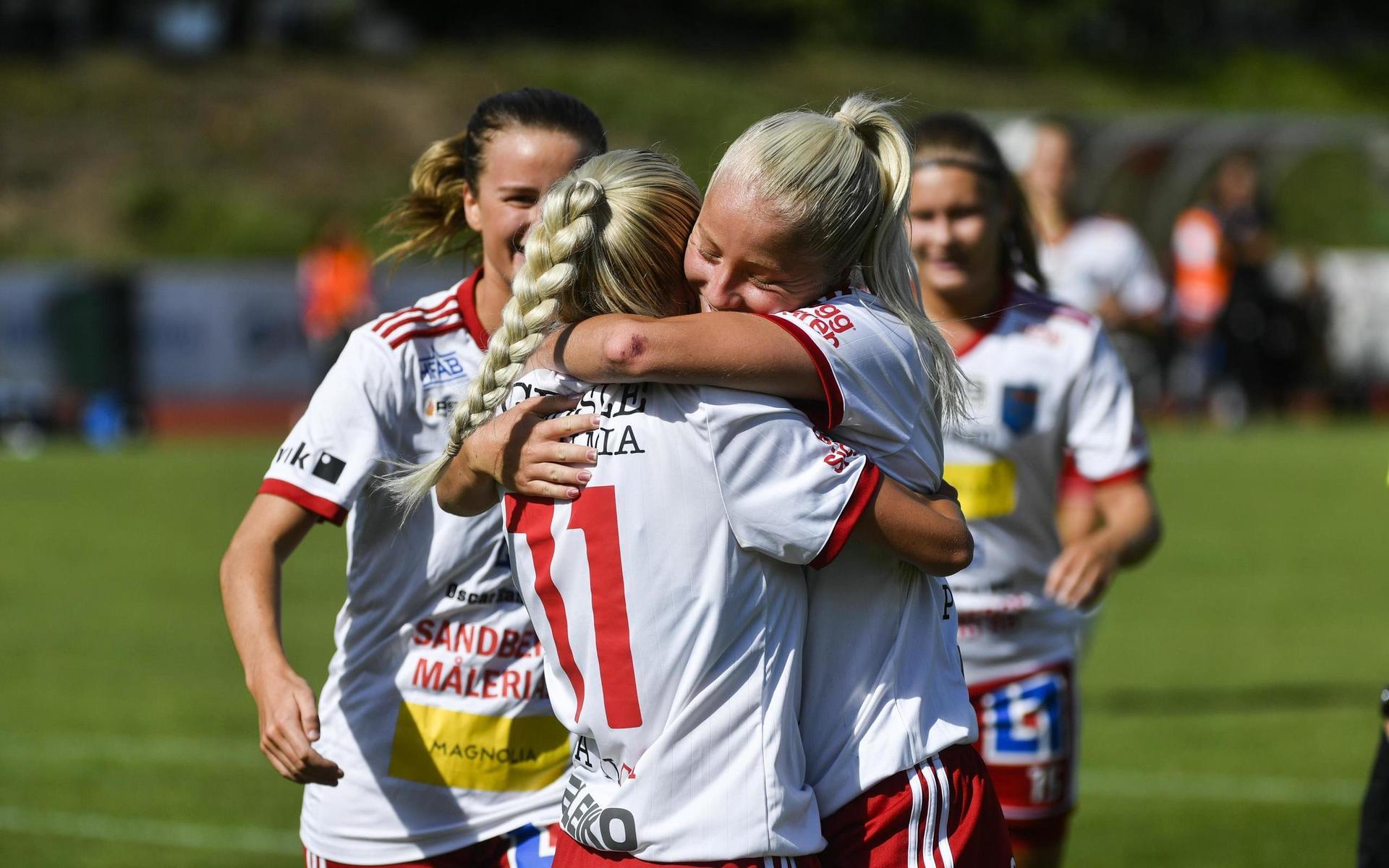 Syskonkärlek mellan målskytten Saga Holm (11) och framspelaren Sandra Holm efter ett fint samspel fram till 3–0 för Halmia i den första halvleken mot Onsala. Matchen slutade 6–1 till Halmias damer.