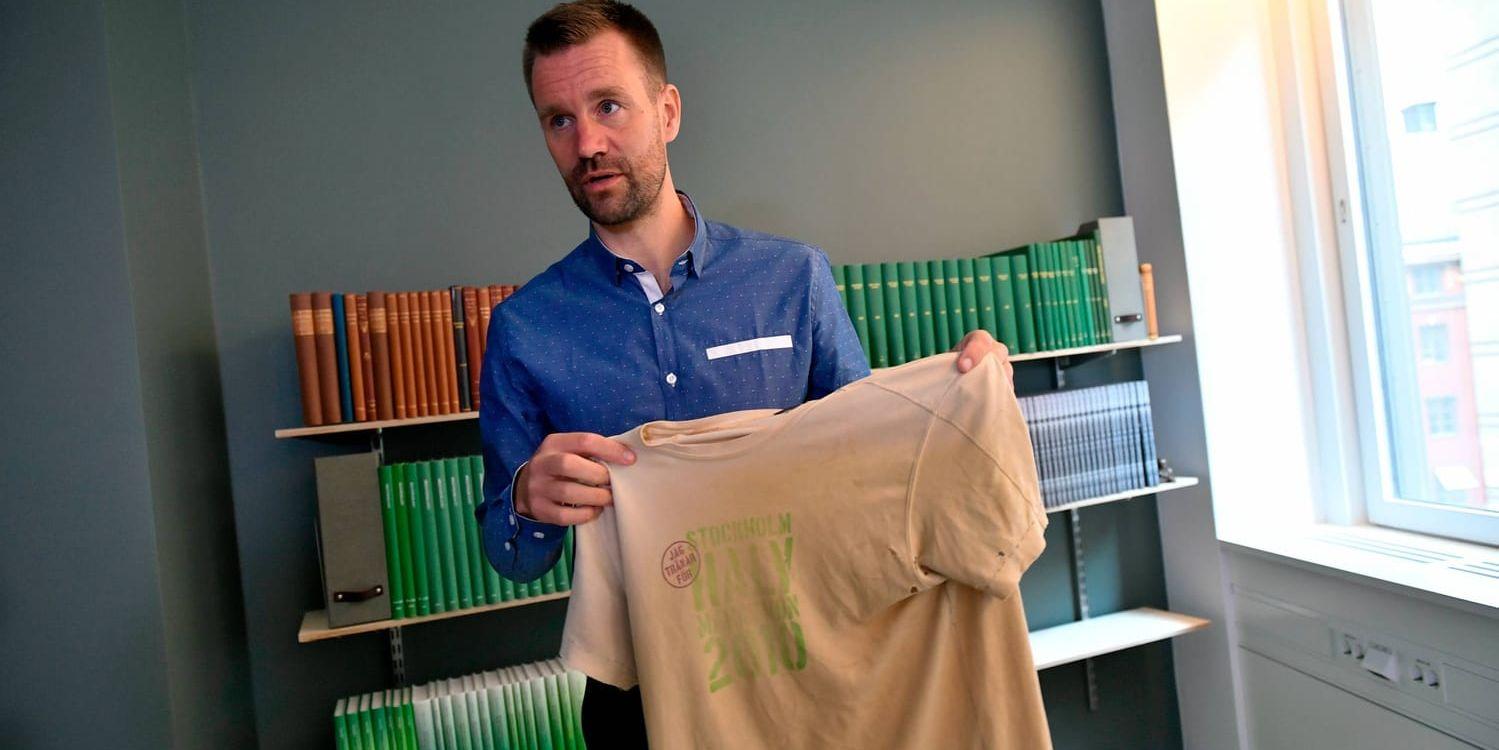 Johan Gustafsson, som satt tillfångatagen i nästan sex år, visar upp tröjan han hade på sig när han blev kidnappad i Mali.