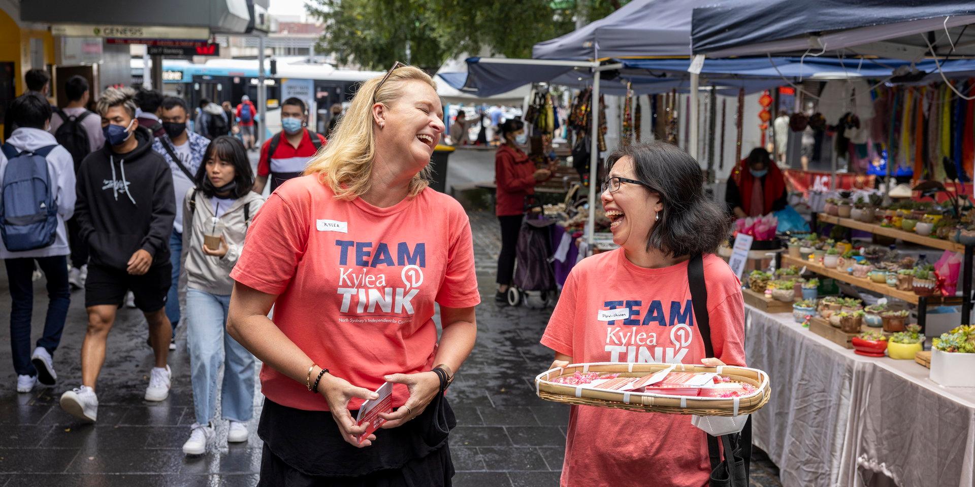 Kylea Tink, till vänster, i samspråk med en av hennes anhängare. Hon är en av de oberoende så kallade teals som utmanar de etablerade partierna i valet i Australien.