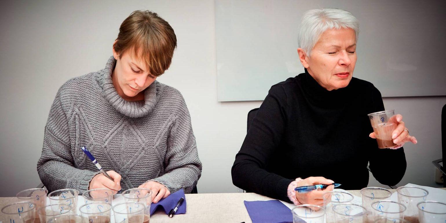 Viktoria Karlsson och Margitta Grotenfelt använde både lukt- och smaksinne för att särskilja smakerna.